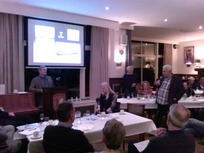 Ledenvergadering van onze buurtvereniging KNAKE iin de Grote Sociëteit op het Eind. De penningmeester voert het woord (rechts), links achter de katheder de voorzitter.