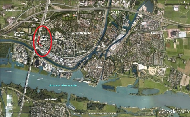 Kaartschets van een spoorlijn langs de A27 met een kruisstation op Gorcum West (rode cirkel).