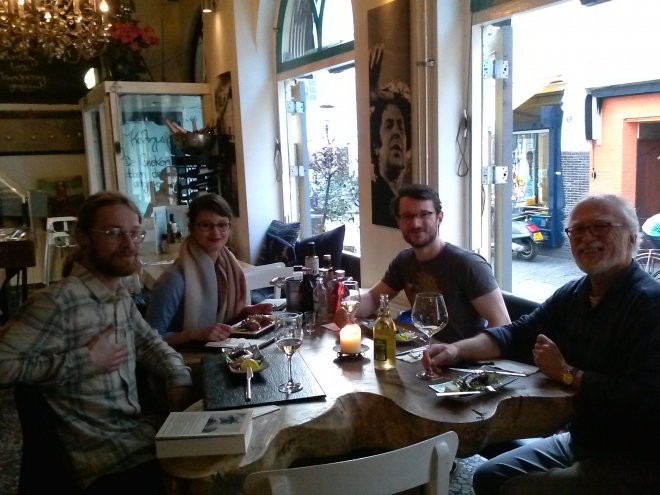 Gisteravond in Sirtaki, Utrecht. Vlnr. Bas, Loïs, Rommert en ik.