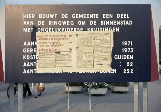 Utrechtse Muurkrant begin jaren 70, op een bord van de gemeente over de bouw van Hoog Catharijne. Deze heb ik niet geplakt; de plek lag niet op mijn route.