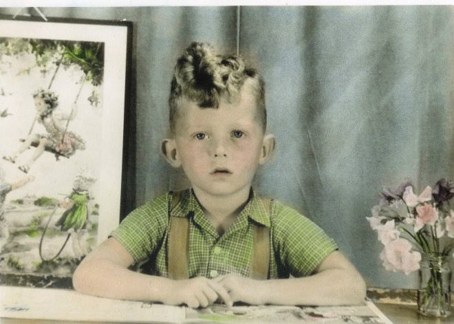 Dit schattige jongetje wordt vandaag 70 jaar.