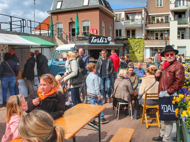 Drukte bij de sluis op Koningsdag. Rechts achter mij is ons huis.