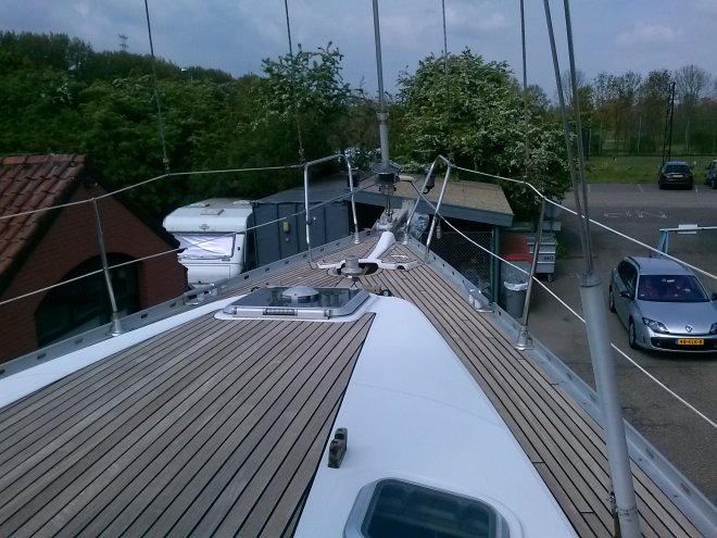 Dulce op de werf. Het teakdek ziet er weer als nieuw uit.