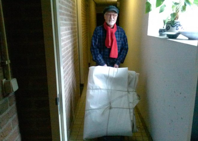 Ik krui de genua uit de kelder met een steekkarretje.