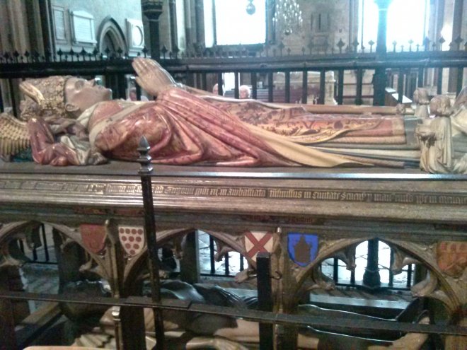 De graftombe van aartsbischop Chichele, gestorven in 1443, in zijn 'cadaver tombe' in de kathedraal van Canterbury. Het lijk ligt erondert.
