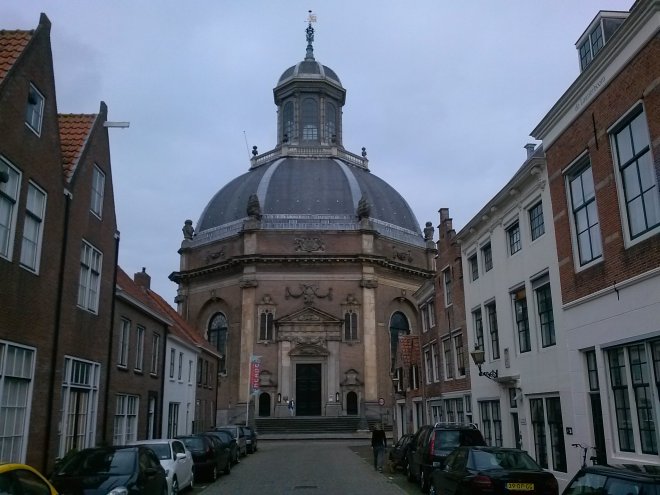 De achtkantige Oostkerk in Middelburg, gezien vanaf de Breestraat.