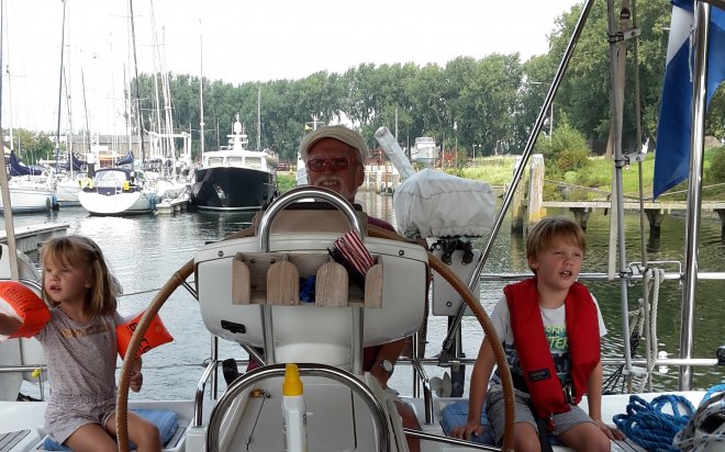 Uit varen met Lisa (l) en Thijs.