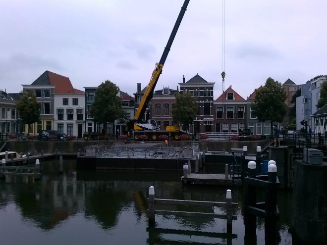 Opbouw van het podium voor het Lingehavenconcert.