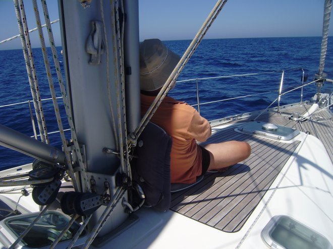 De overtocht van Menorca naarCosica. Urenlang mijmeren op het voordek in de schaduw van het zeil