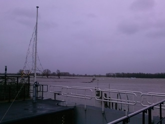3 januari 2018. Hoog water op de Merwede, gezien vanaf de sluis. Er staat een westerstorm.