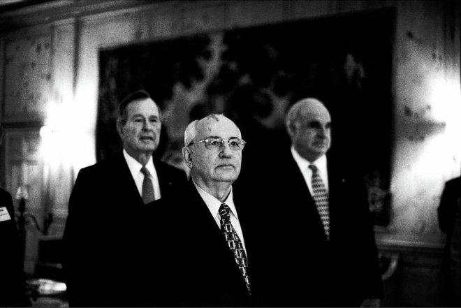 George Bush sr., Michail Gorbatsjov en Helmut Kohl (foto NRC)