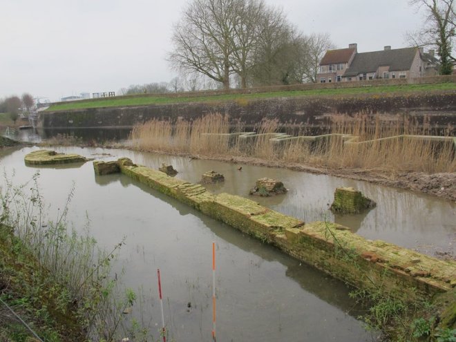 resten van het kasteel van de Graven van Holland aan de Duveltjesgracht. Nog geen bouwactiviteiten. Het waterpeil is te hoog. (foto: Vesting Gorinchem)