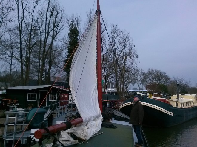 Dit zeil is niet geschikt als hulpzeiltje voor de 'Niets Zonder Gods Zegen'. Te groot en te smal, helaas.