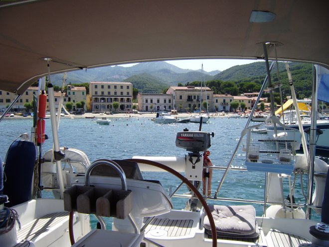 Voor anker in het haventje van Marciana Marina, Elba.