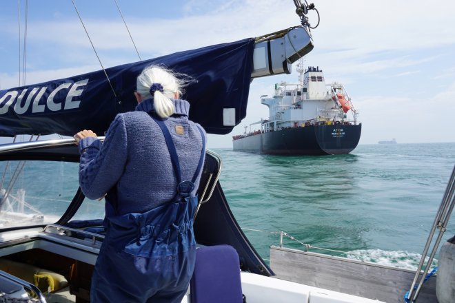 Voor de oversteek naar Engeland doorkruisen we de ankerplaats van zeeschepen op de Rede van Calais.