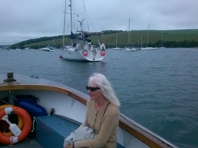 De havenmeester brengt ons stroomopwaarts terug naar onze Dulce.