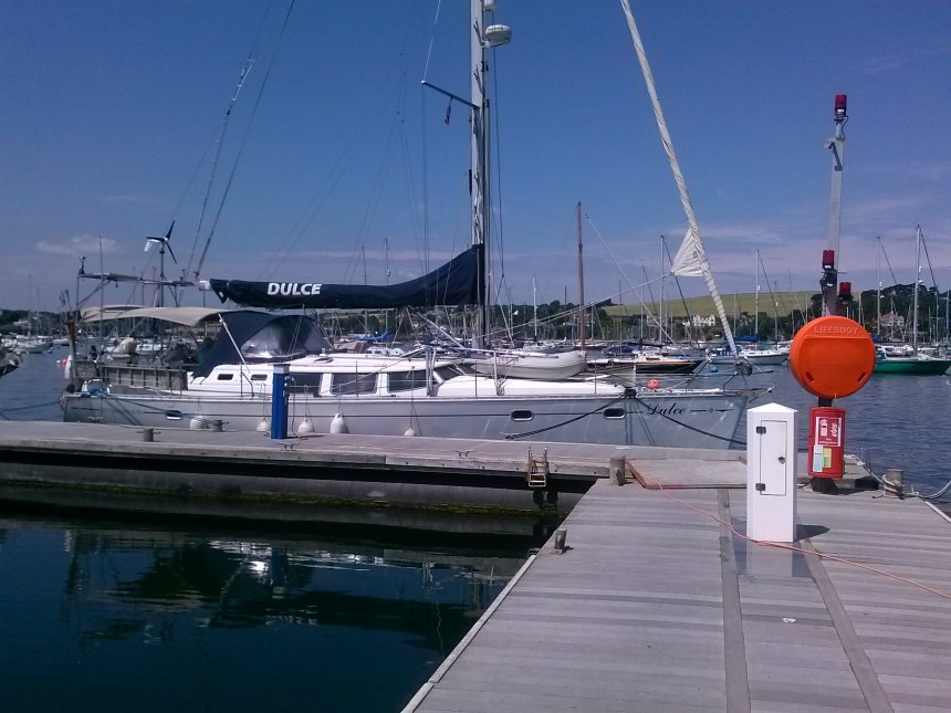 Onze nieuwe ligplaats aan de North Quay in Falmouth Yacht haven (foto van gisteren).