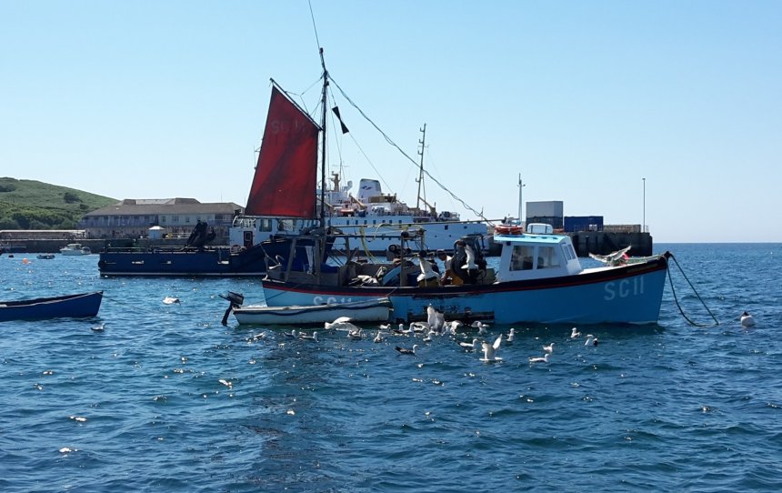 De SC 11, onze buurman, zet het afval van een rijke vangst overboord. Op de achtergrond de 
