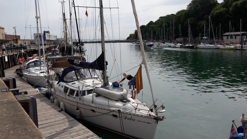 Dulce aan de steiger in Weymouth. De foto is in de richting van de uitvaart naar zee.