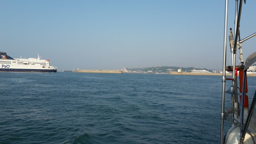 We verlaten Dover door de Eastern Entrance. Links komt een P&O-veerboot uit Calais aanstormen.