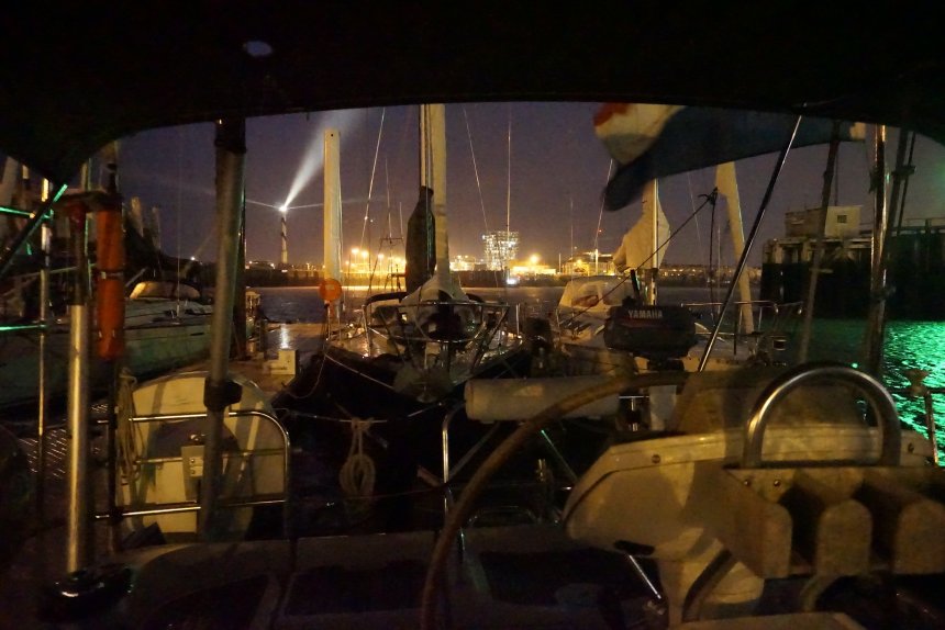 Het onweer van gisteravond, gezien uit de kuip. Links is de buitensteiger van de RNSYC, links vooruit de vuurtoren.