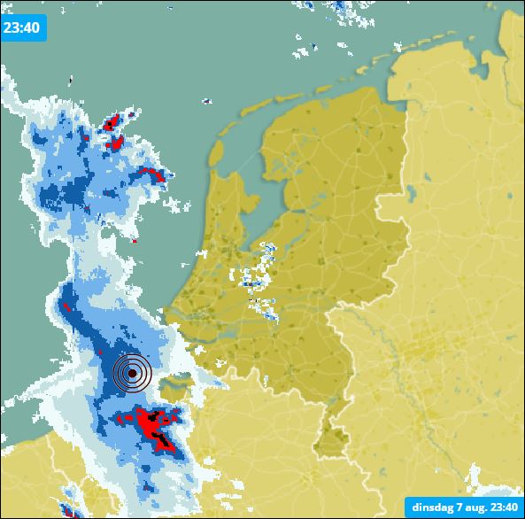 Buienradar van gisteravond 23.40 uur: het onweer passeert ruim ten oosten van Middelburg.