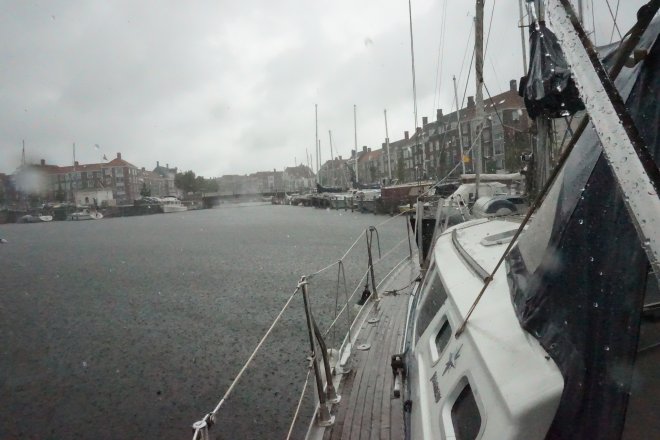 Een regenbui vanmorgen in de buitenhaven van Middelburg.