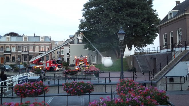 De brandweer oefent gisteravond op de Kriekenmarkt tegenover ons.