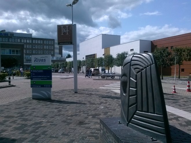 Het voorplein van het ziekenhuis (links). rechtsachter het verpleeghuis. rechtsvoor het beeld van Rainer Kriester.