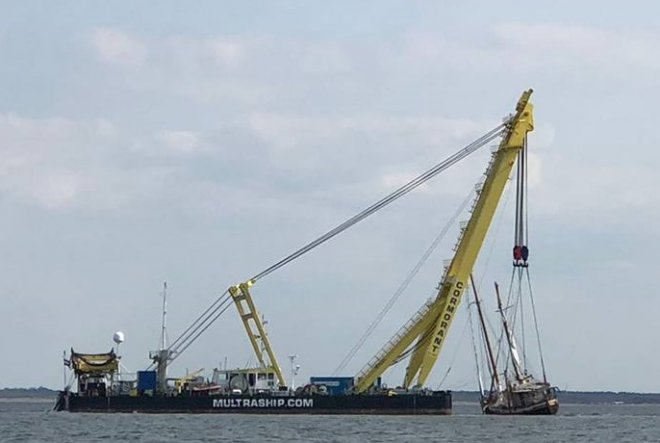 Een drijvende kraan van bergingsbedrijf Multraship uit Terneuzen licht bij Zandvoort het gezonken zeiljacht Svartlöga (foto KNRM)