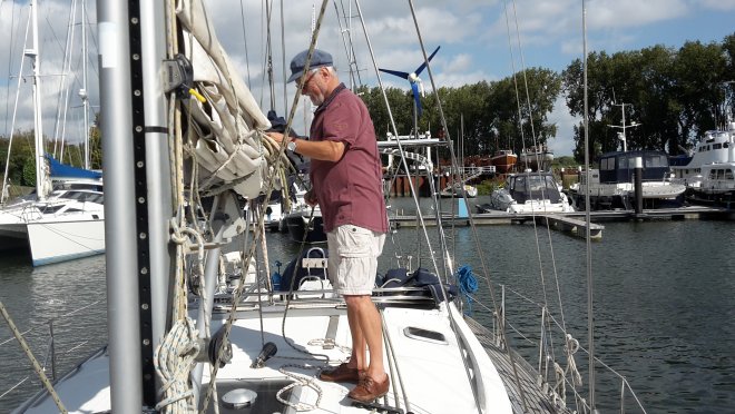 Nuamnsdorp. Opruimen van alle lijnen aan dek.