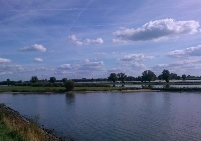 De Merwede, kijkend in de richting van Woudrichem vanaf de Altenawal..