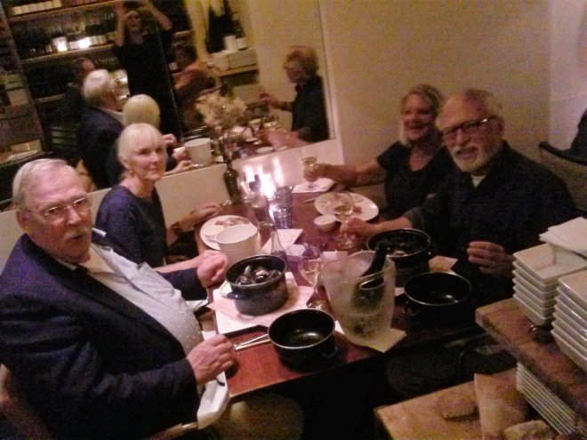 Ons etentje in 'Vis en Meer', Utrecht. Vlnr. Paul, Anna, Tine en ik. In de spiegel de fotografe.