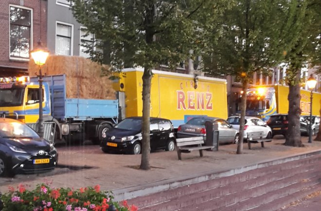 In alle vroegte trekt op zondagochtend het Circus Renz over het Eind naar Buiten de Waterpoort.