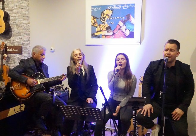 Optreden van Barbara, Nikita en Michel met gitarist Walter de Lima in Sommer MusicStore aan de Appeldijk.