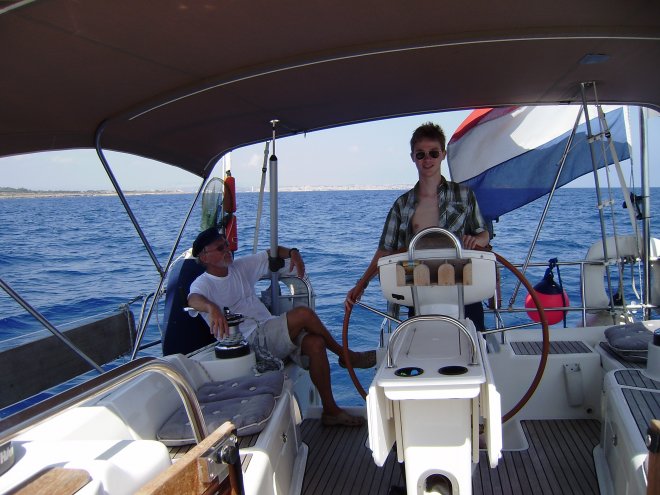 Bas aan het roer, met ruime wind op weg naar Marzamemi