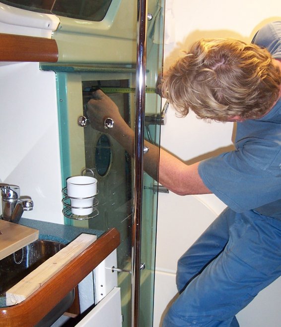 2007. Fons bouwt een vuilwatertank in achter de wand van de douche.