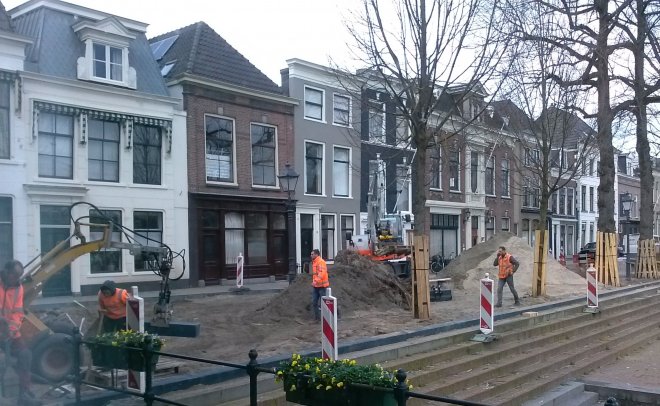 Stratenmakers voor de deur op het Eind.