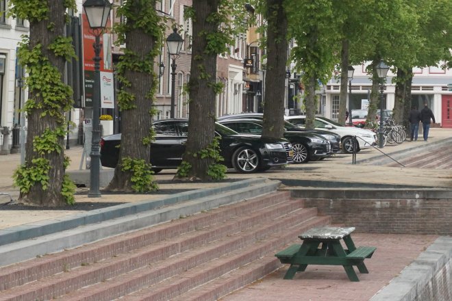 Foutparkeerders op het Eind gisteravond. Daar hebben we de parkeerplaatsen niet voor ingeleverd!