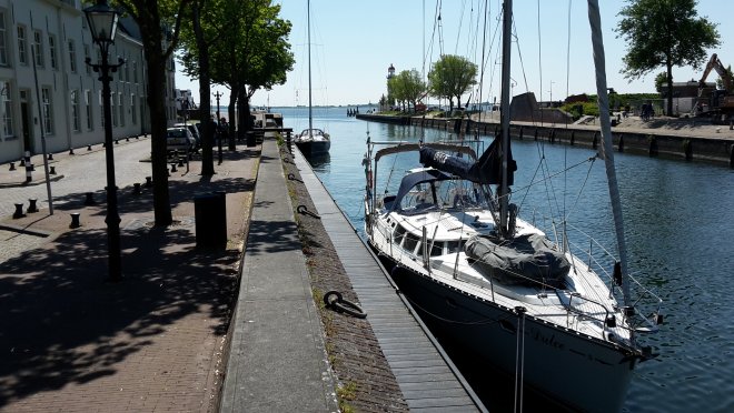 Dulce aan de Oosterkade in Hellevoetsluis. De dinghy ligt onder een zeil op het voordek.