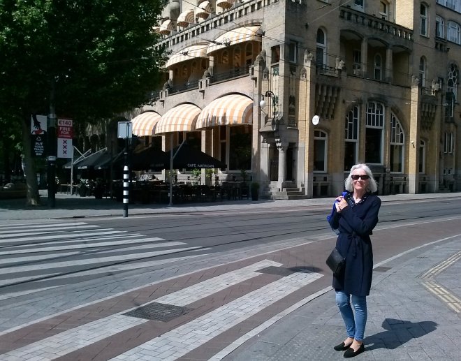 Aan de overkant gaan we stemmen in een stembureau in Hotel Americain.
