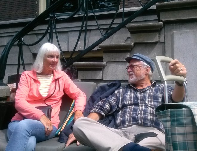 Vanmorgen in de zon op het terras van het Catshuis in Leeuwarden.