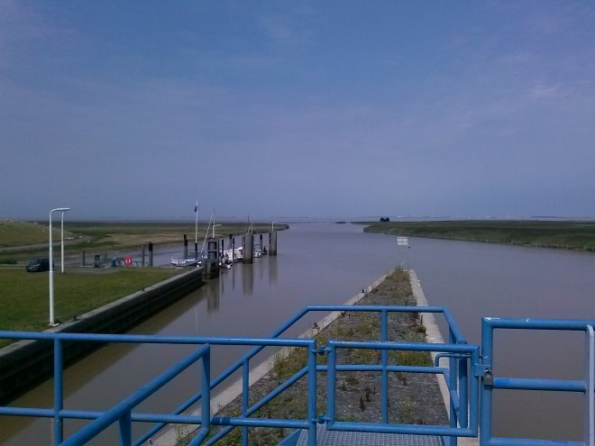 Uitzicht over de Dollard vanaf de zeesluis bij Nieuwe Statenzijl.