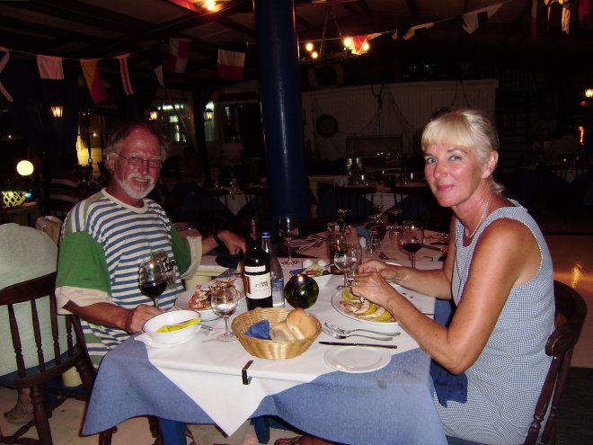 Samen dinerend op het dek van de driemastschoener Black Pearl op de wal bij onze steiger