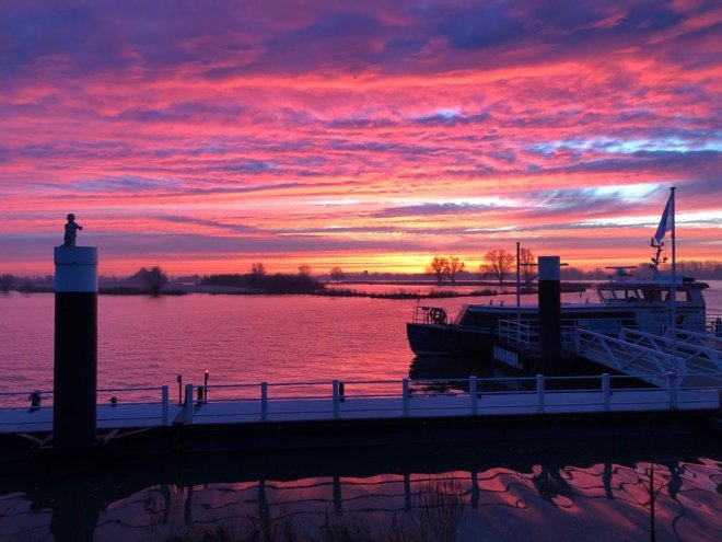 Zonsopgang vanmorgen over de Merwede (bron: Riveer Haven- en Veerdienst)