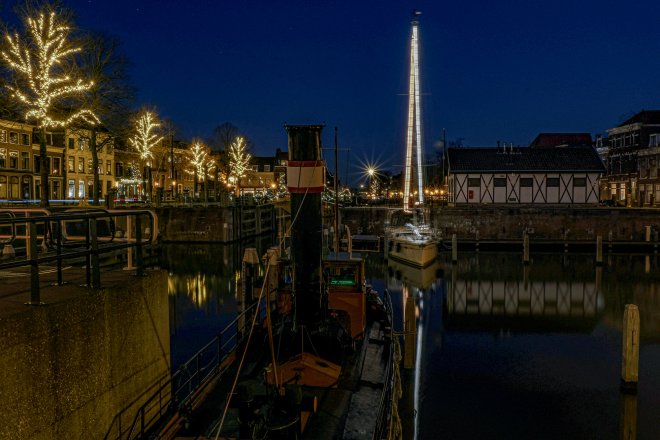 Lingehaven december 2019. Op de voorgrond de stoomsleepboot jan de Sterke, rechts ervan onze Dulce (foto: Marina van Leeuwen)