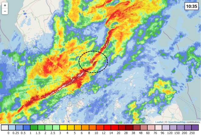 Netweather Radar vanmorgen 10.35 uur boven het midden van het UK, met golffront (cirkel)