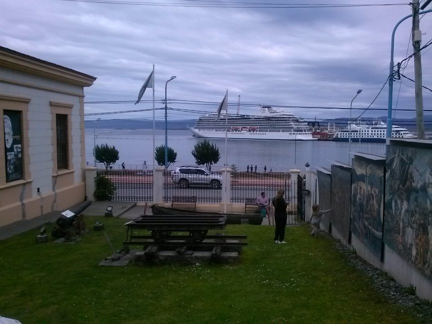 De westelijke tuin van het Museo del Fin del Mundo in Ushuaia. Op de achtergrond het Noorse cruiseschip.