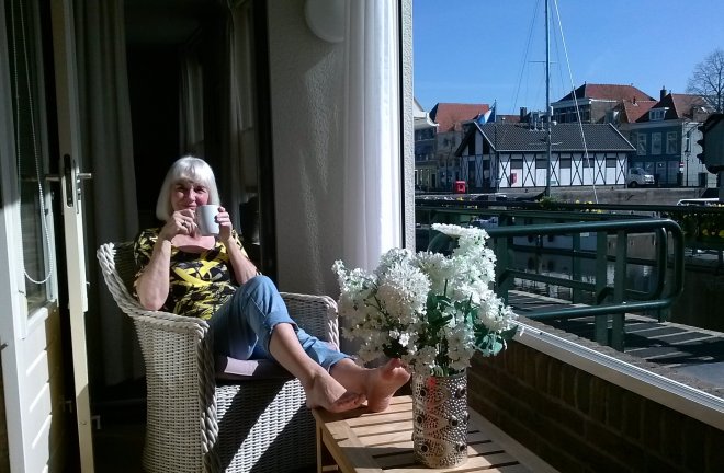 Vanmorgen in de zon in de serre met de schuifpui open.