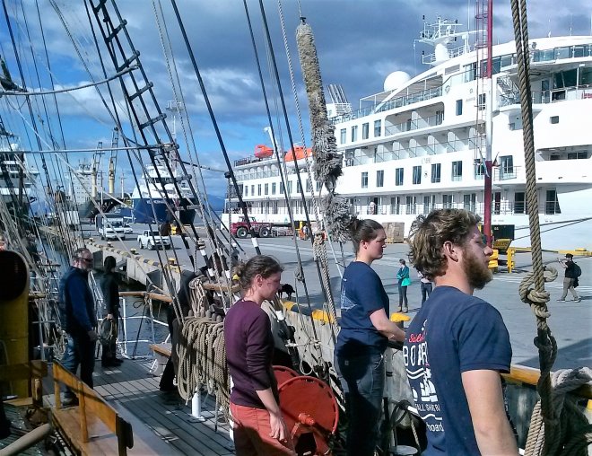 Ushuaia, 15 maart 2020. Bark Europa legt aan de kade aan tegenover het cruiseschip 